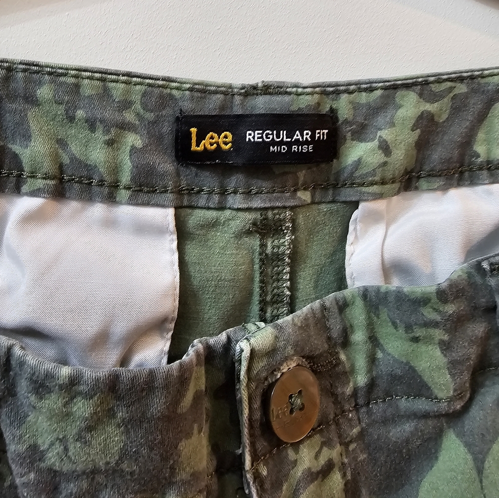 Lee regular fit midrise camo shorts size 14 - Picture 2 of 5